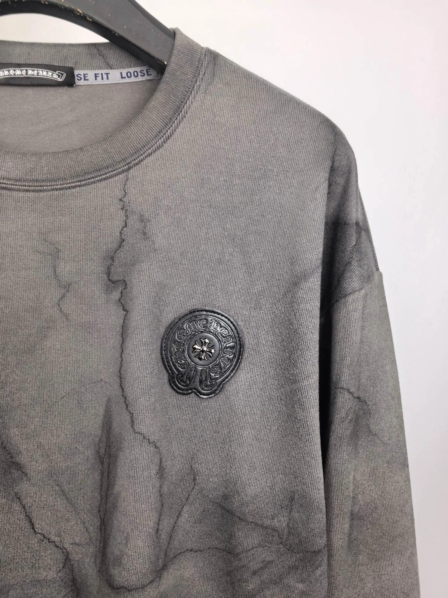 P420 Chrome Hearts 2025 Autumn and Winter New Design Sweatshirt Official website synchronized! This T-shirt combines minimalist design with exquisite details. The oversize trim is reminiscent of Tyrolean dress details, summoning modern new ideas, creating a different conceptual pattern, and injecting rich connotation into the traditional cotton T-shirt. The LOGO on the front graphic webbing is unique and makes the brand more distinguished. It highlights the style of a big brand, sets off the minimalist design style, and reveals the elegance at a glance! As a brand that pursues design and tailoring techniques, the materials used will never disappoint! The body of this shirt is made of Solona cotton blended 400g fabric, which is noble and exquisite. The cotton surface is full, soft and skin-friendly. In short, such a classic style is a must-have for autumn and winter! M-3XL